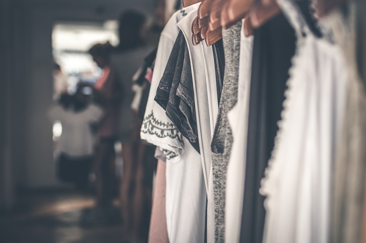 Jak otworzyć lumpeks – o czym warto pamiętać podczas zakładania sklepu z odzieżą używaną
